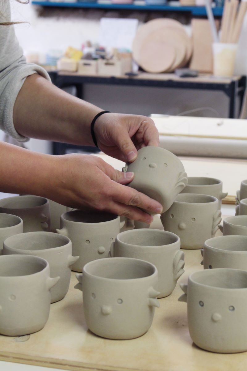 Pièces en céramique façonnées à la main dans l'atelier de Sonia Oudry